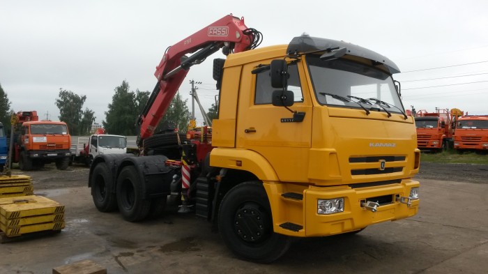 Автомобиль  седельный тягач камаз 65116 с КМУ Fassi 195